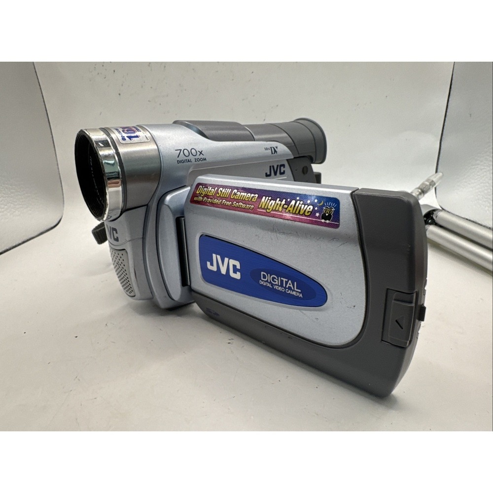 JVC GR-DVM90U 2.5-in LCD MiniDV Progressive Scan 200x Digital Zoom Camcorder - Picture 6 of 10